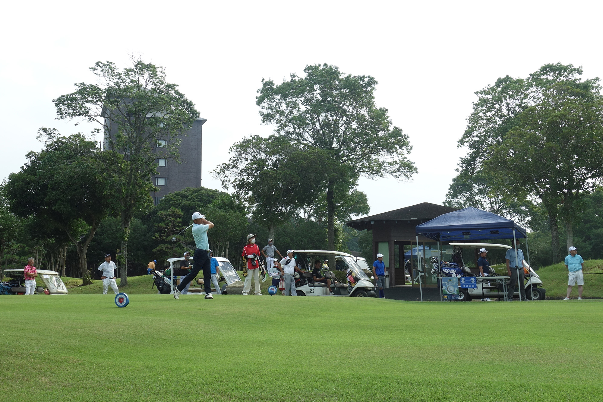 マナゴルフクラブ大会の様子。連日100名を超えるゴルファーが参加しました